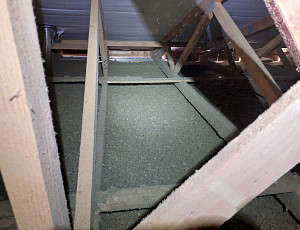 Zateplení stropu bytového domu pomocí foukané izolace